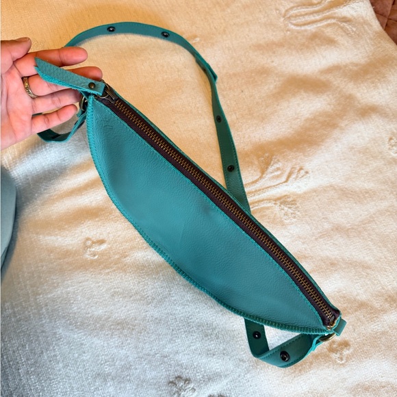 Lyons Teal Leather Biggie Bee Crossbody Sling Bag Purse 1.5L - Picture 6 of 16